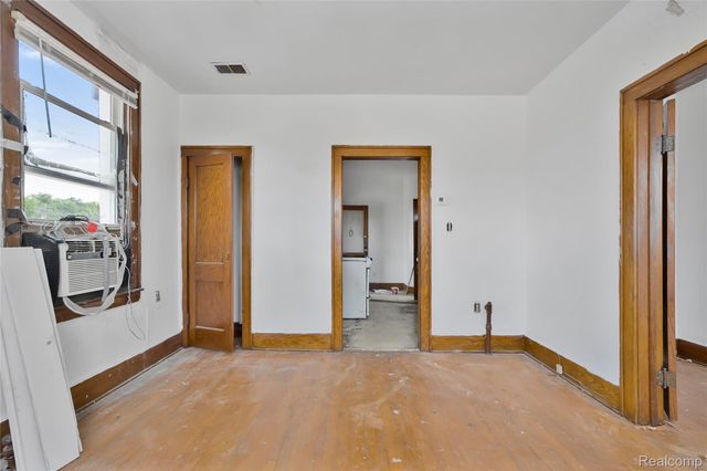19403 W WARREN Avenue, Detroit, MI 48228