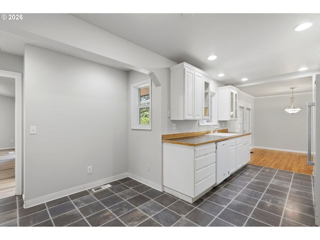 13705 Ne BEECH St, Portland, OR 97230