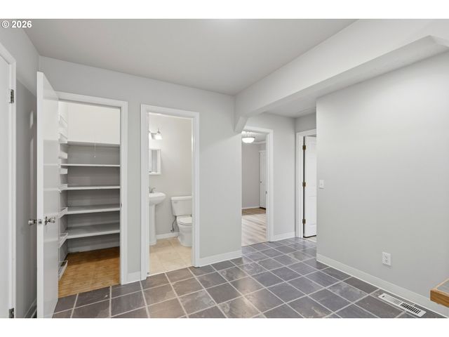 13705 Ne BEECH St, Portland, OR 97230