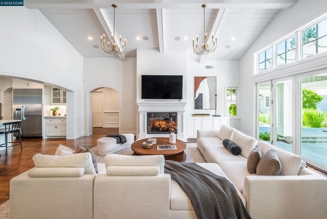 3958 S Peardale Dr, Lafayette, CA 94549