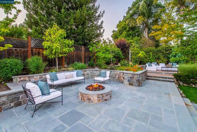 3958 S Peardale Dr, Lafayette, CA 94549