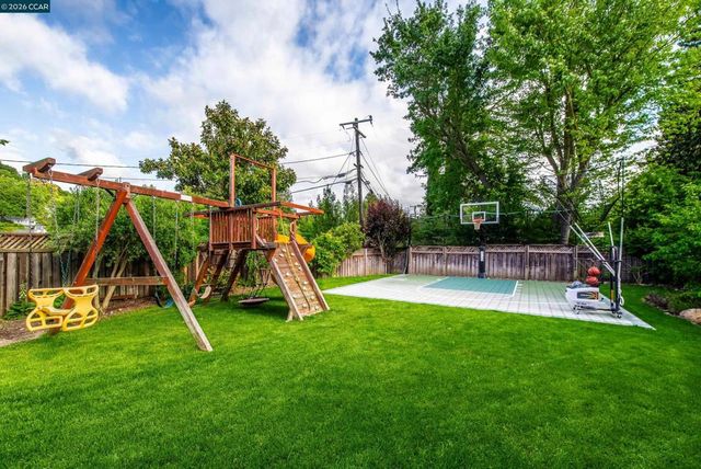 3958 S Peardale Dr, Lafayette, CA 94549