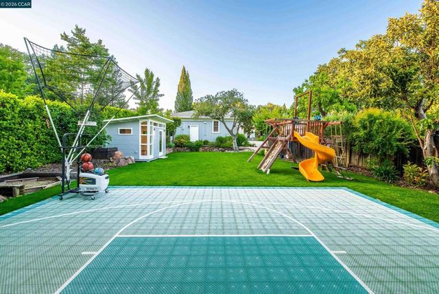 3958 S Peardale Dr, Lafayette, CA 94549