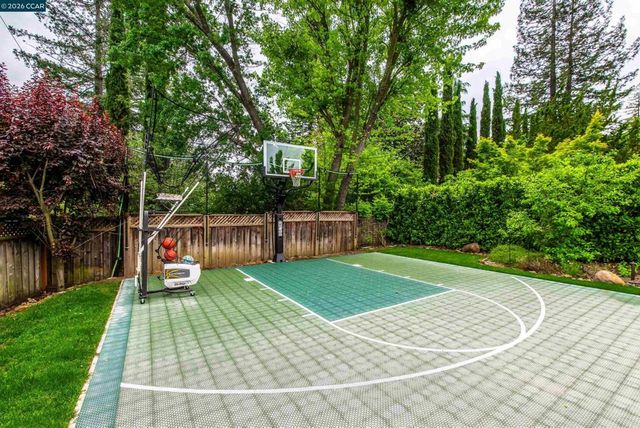 3958 S Peardale Dr, Lafayette, CA 94549
