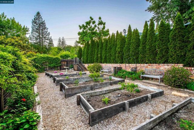 3958 S Peardale Dr, Lafayette, CA 94549