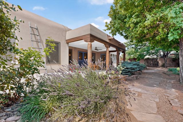 39 Cuesta Road, Santa Fe, NM 87508