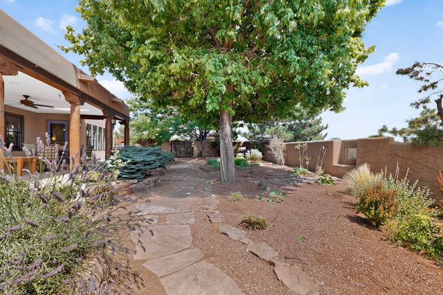 39 Cuesta Road, Santa Fe, NM 87508