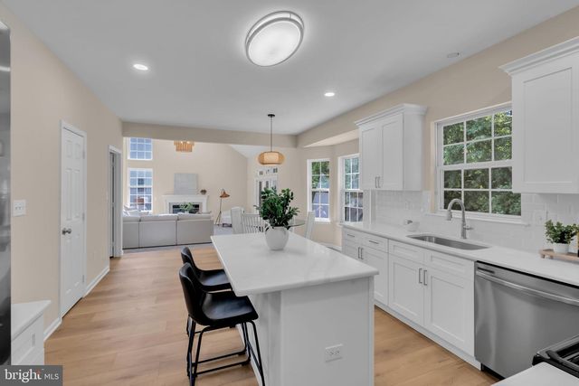 19 SUNFLOWER CIR, Burlington, NJ 08016