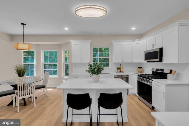 19 SUNFLOWER CIR, Burlington, NJ 08016