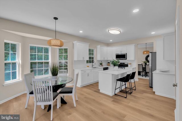 19 SUNFLOWER CIR, Burlington, NJ 08016