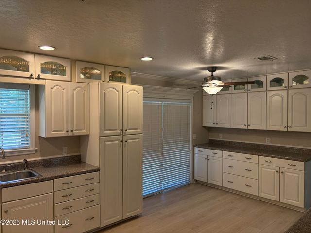 205 Barbara Circle, Ocean Springs, MS 39564