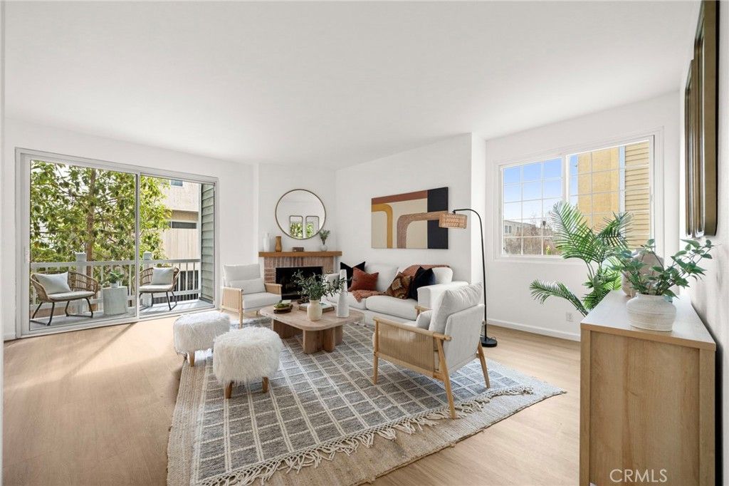 Image 2 of property listing at 8505 Gulana, Playa Del Rey, CA 90293