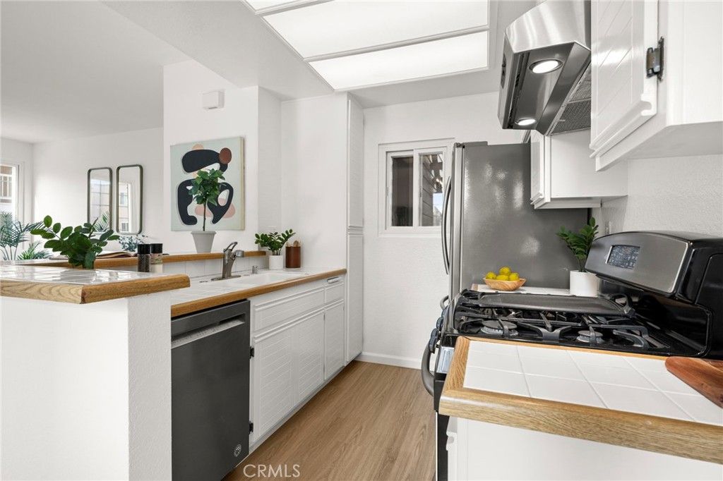 Image 5 of property listing at 8505 Gulana, Playa Del Rey, CA 90293