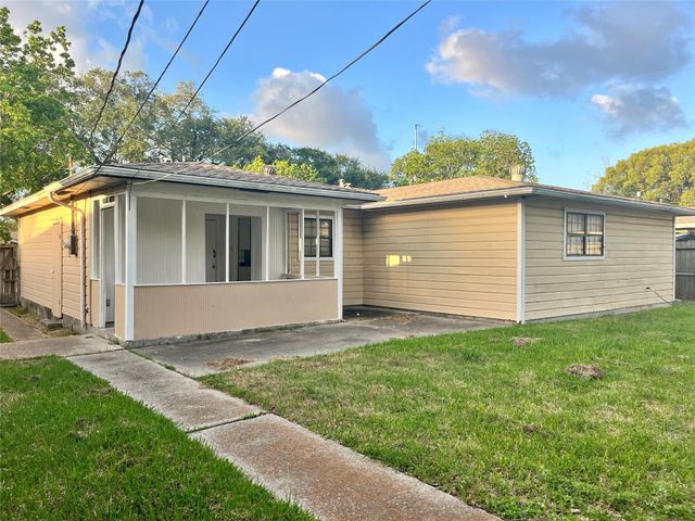 1407 14th Avenue N, Texas City, TX 77590