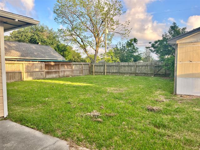 1407 14th Avenue N, Texas City, TX 77590