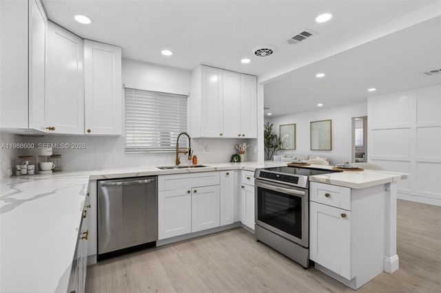 370 NW 48th Ct, Oakland Park, FL 33309