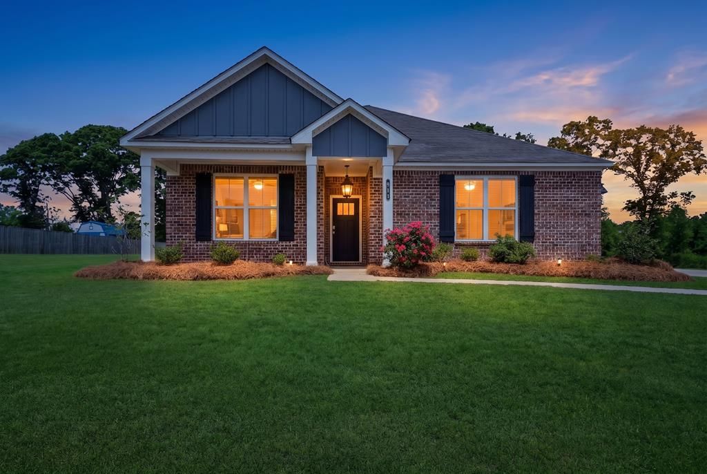 544 Golden Oaks Circle, Dothan, AL 36301