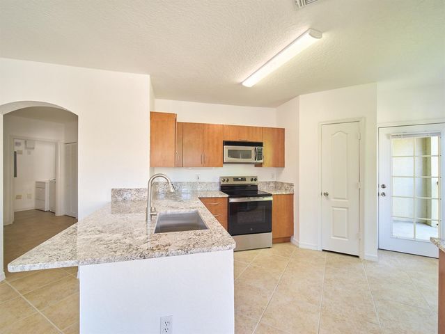 140 SW Peacock Boulevard 21-202, Port St. Lucie, FL 34986