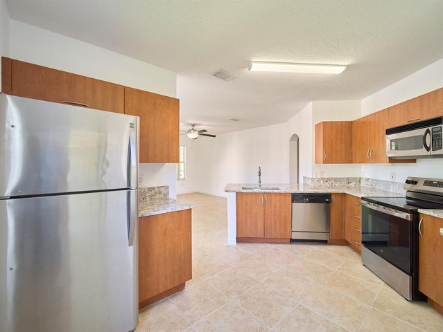 140 SW Peacock Boulevard 21-202, Port St. Lucie, FL 34986