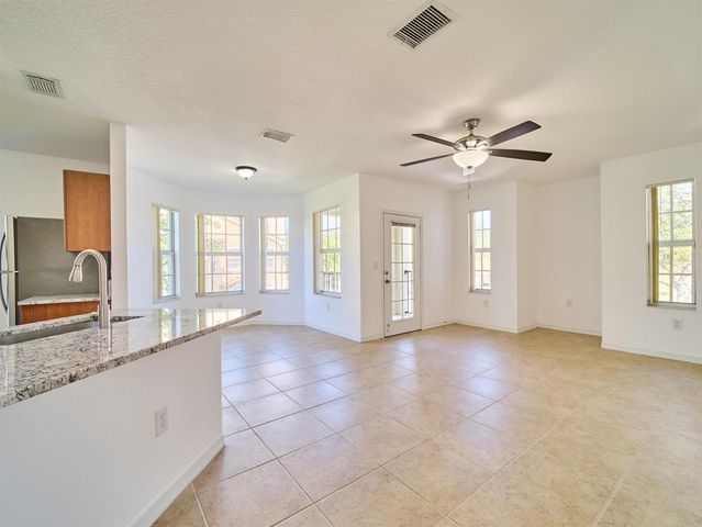 140 SW Peacock Boulevard 21-202, Port St. Lucie, FL 34986