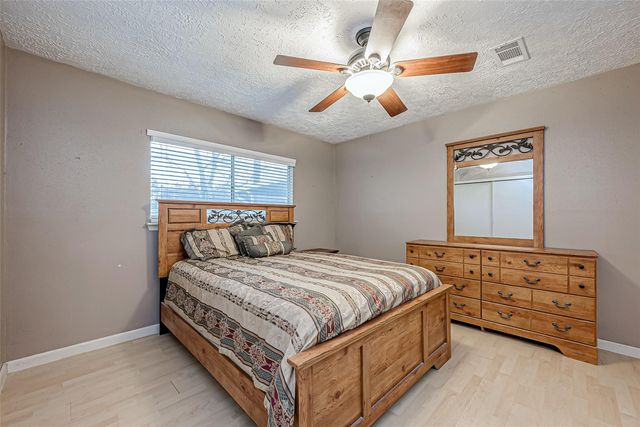 2122 Heritage Colony Drive, Friendswood, TX 77546
