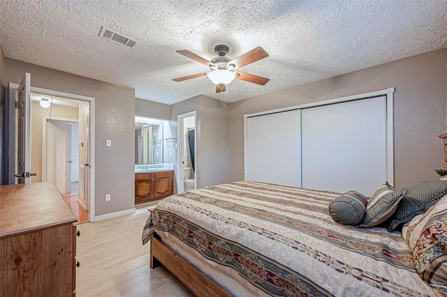 2122 Heritage Colony Drive, Friendswood, TX 77546