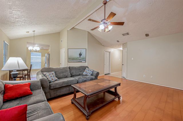 2122 Heritage Colony Drive, Friendswood, TX 77546