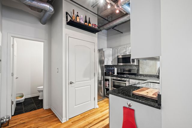 6135 N Broadway Street 300, Chicago, IL 60660