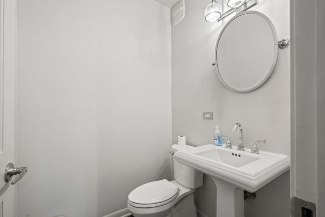 6135 N Broadway Street 300, Chicago, IL 60660