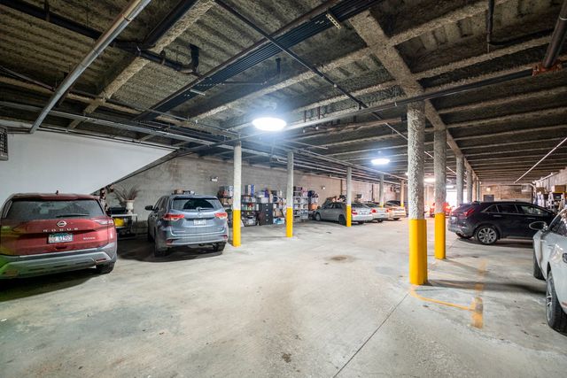 6135 N Broadway Street 300, Chicago, IL 60660