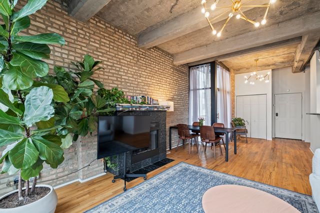 6135 N Broadway Street 300, Chicago, IL 60660