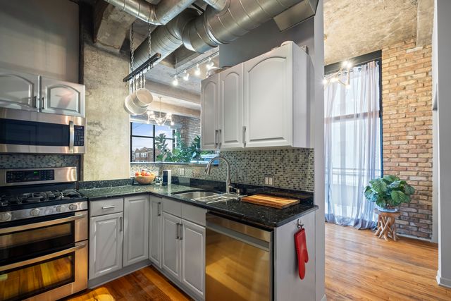 6135 N Broadway Street 300, Chicago, IL 60660