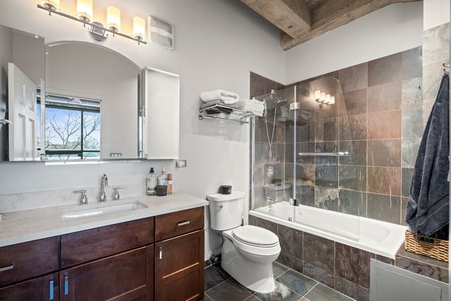 6135 N Broadway Street 300, Chicago, IL 60660