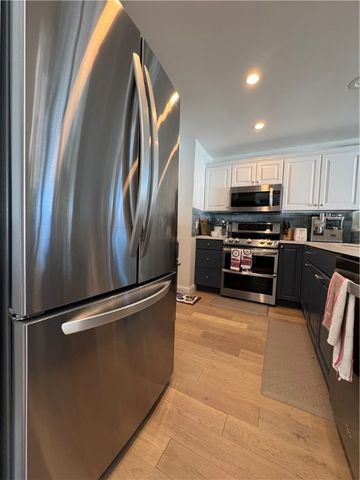 62 Memorial Boulevard, Newport, RI 02840