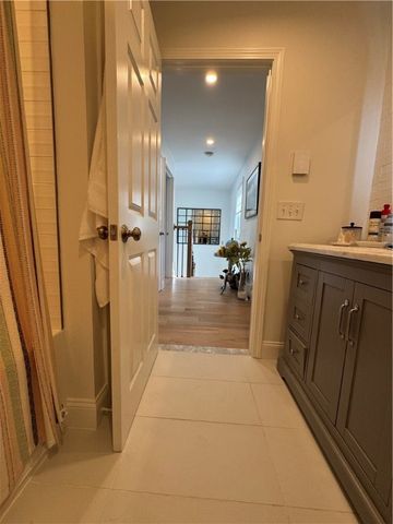 62 Memorial Boulevard, Newport, RI 02840