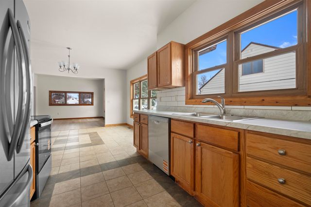 807 8th ST NW, Minot, ND 58703