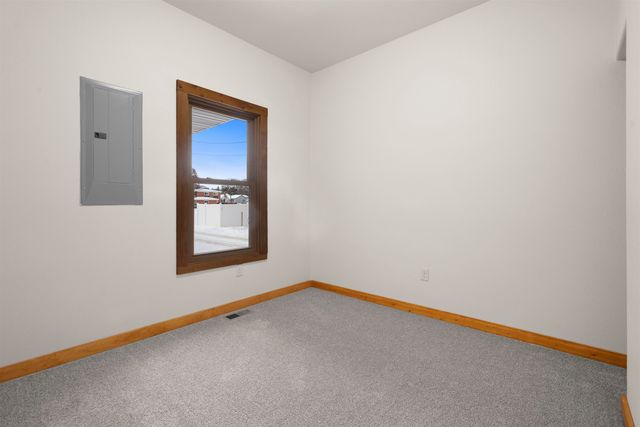 807 8th ST NW, Minot, ND 58703