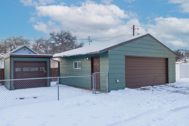 807 8th ST NW, Minot, ND 58703