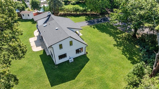 7 Berkshire Court, Huntington Station, NY 11746