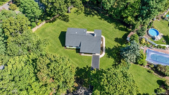 7 Berkshire Court, Huntington Station, NY 11746