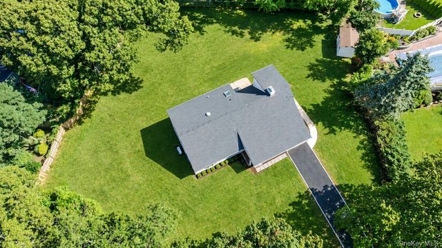 7 Berkshire Court, Huntington Station, NY 11746