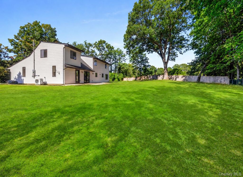 7 Berkshire Court, Huntington Station, NY 11746 — photo 4
