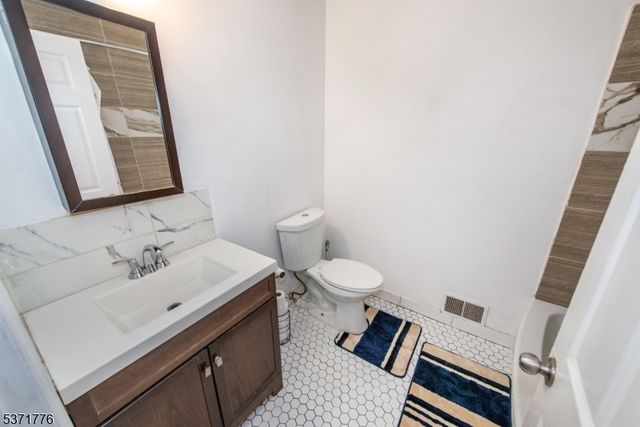 240 W Kinney St, Newark City, NJ 07103