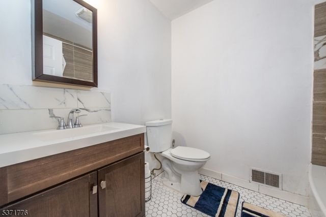 240 W Kinney St, Newark City, NJ 07103