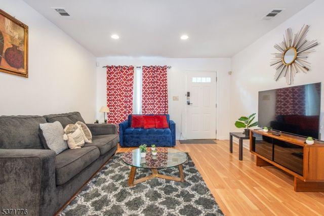 240 W Kinney St, Newark City, NJ 07103