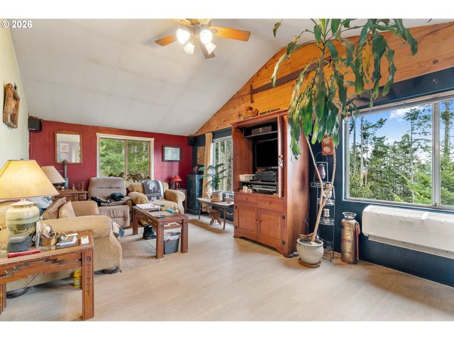 1202 SCOGGINS Rd, Underwood, WA 98651