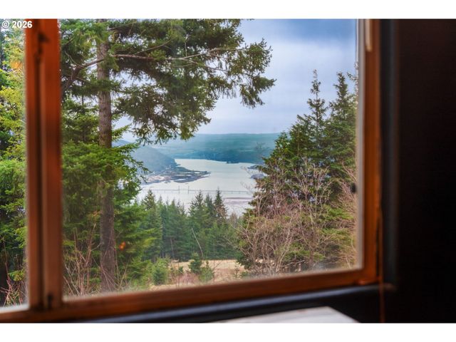 1202 SCOGGINS Rd, Underwood, WA 98651