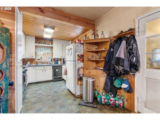 1202 SCOGGINS Rd, Underwood, WA 98651