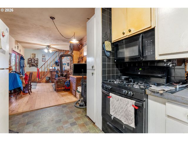 1202 SCOGGINS Rd, Underwood, WA 98651