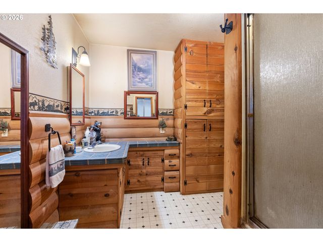 1202 SCOGGINS Rd, Underwood, WA 98651